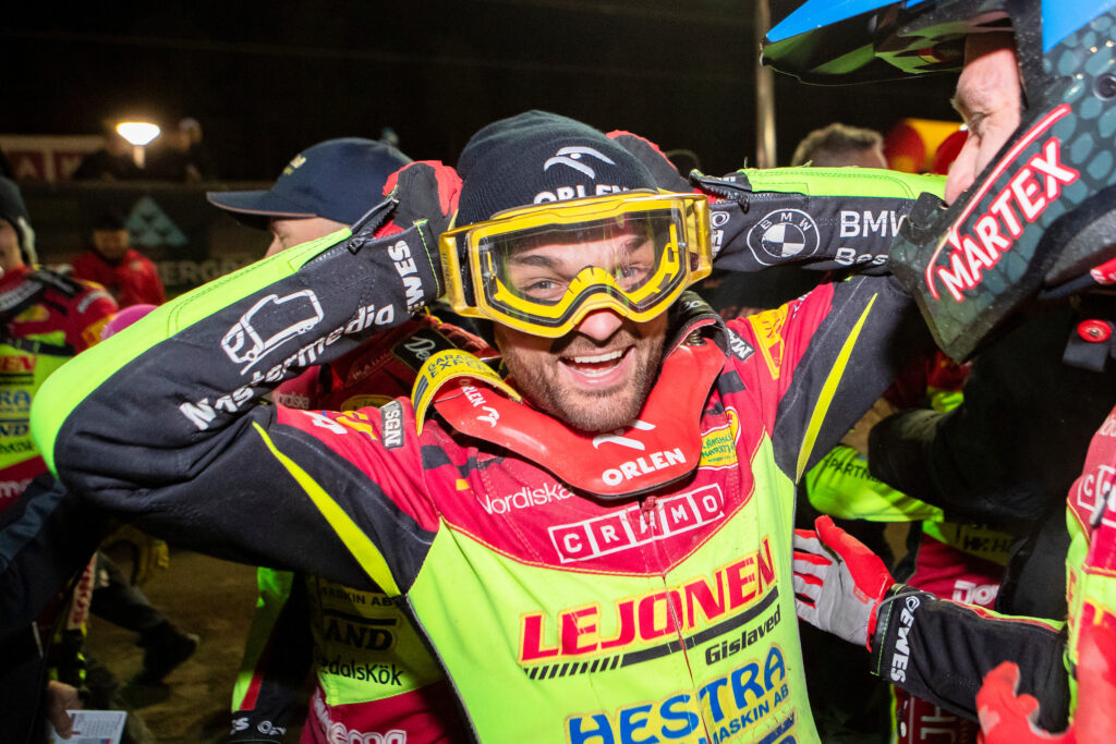 Gislaved, SVERIGE - 1 oktober 2024 : Lejonens Bartosz Zmarzlik under finalmatchen i speedway i Bauhausligan mellan Lejonen och Dackarna på OnePartnerGroup arena den 1 oktober i Gislaved ( Foto: Emil Särnehed / SarnehedPhoto )  Nyckelord Keywords: Speedway, Bauhausligan, Lejonen, Dackarna, ESS, Elitserien, slutspel, Elitspeedway, sm-guld ***Betalbild***