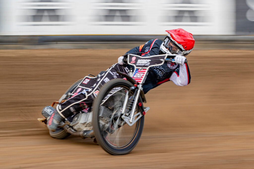 Kumla, SVERIGE - 6  2025 : Indianernas Luke Becker under speedwaymatchen i Elitserien mellan Indianerna och Västervik på Kumla motorstadion den 6  i Kumla ( Foto: Emil Särnehed / SarnehedPhoto )  Nyckelord Keywords: Speedway, Elitserien, Indianerna, Västervik, kval hemmamatch, publikfest ***Betalbild***