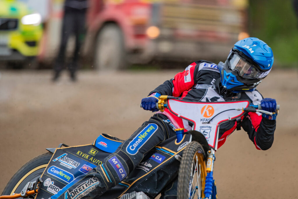 Eskilstuna, SVERIGE - 20 maj 2025 : Smedernas Mathias Pollestad under speedwaymatchen i Bauhausligan mellan Smederna och Indianerna på Eskilstuna Motorstadion den 20 maj 2025 i Eskilstuna ( Foto: Emil Särnehed / SarnehedPhoto )  Nyckelord Keywords: Speedway, Bauhausligan, Smederna, Indianerna, ESS, Elitserien, Elitspeedway, ***Betalbild***