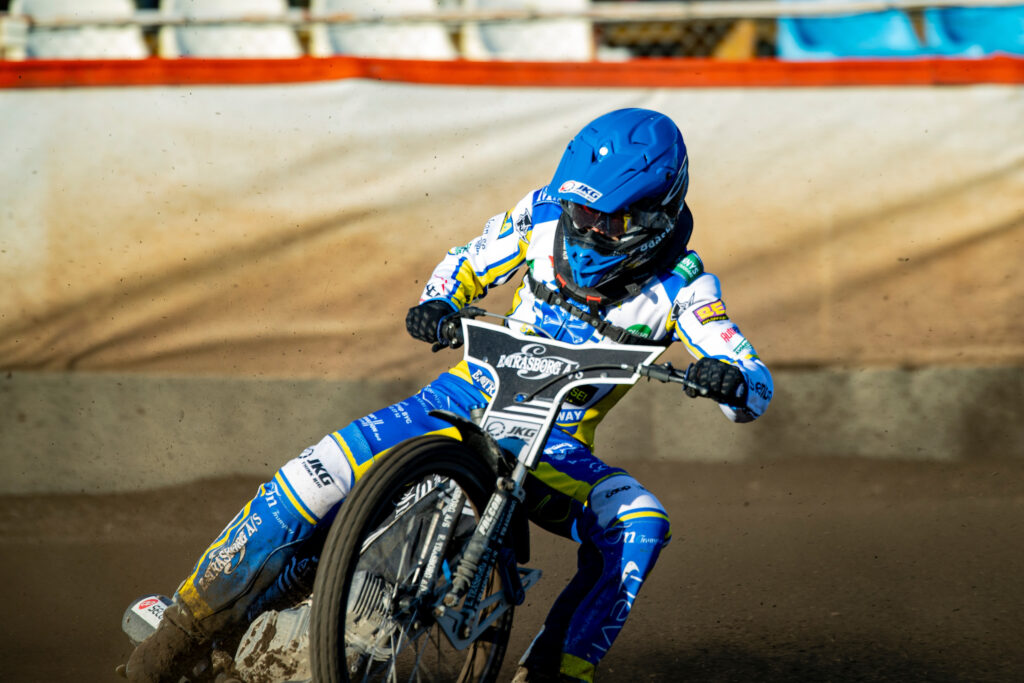 Motala, SVERIGE - 20 maj 2025 : Piraternas Andreas Lyager under speedwaymatchen i Bauhausligan mellan Piraterna och Lejonen på Skrotanders Arena den 20 maj 2025 i Motala ( Foto: Emil Särnehed / SarnehedPhoto )  Nyckelord Keywords: Speedway, Bauhausligan, Piraterna, Lejonen, ESS, Elitserien, Elitspeedway, ***Betalbild***