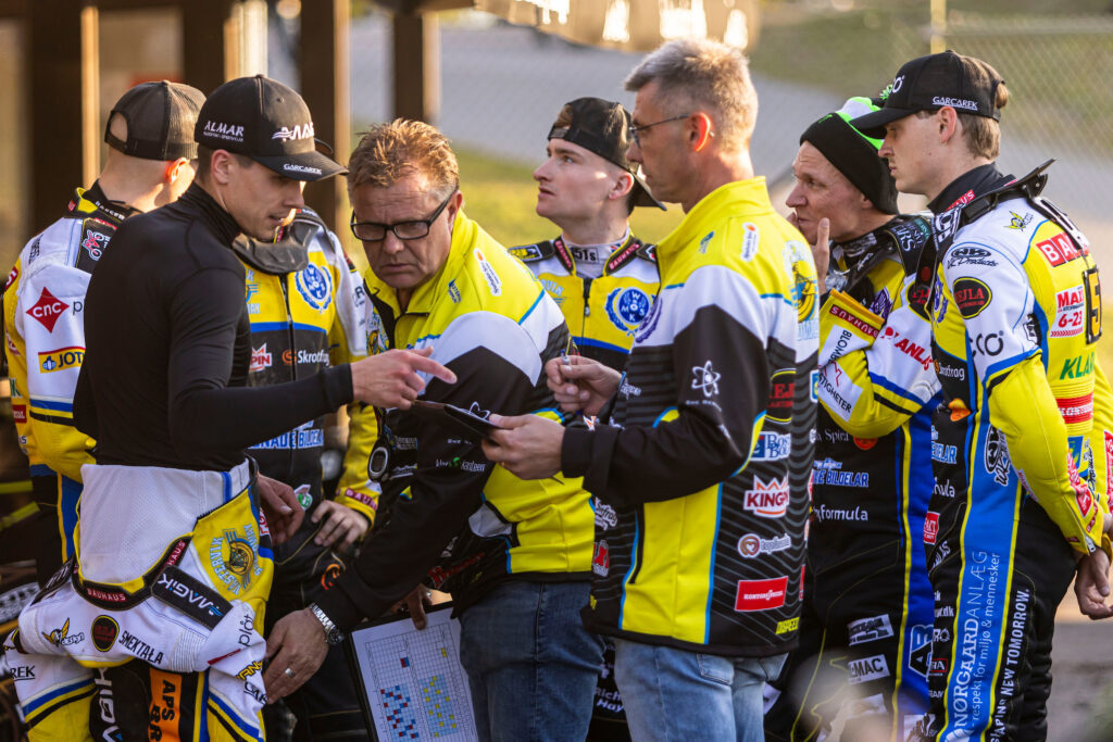 Västervik, SVERIGE - 13 maj 2025:
 under matchen i BAUHAUS-ligan mellan Västervik och Dackarna på Hejla Arena den 13 maj i Västervik
( Foto: Peter Holm / SarnehedPhoto )  Nyckelord Keywords: Speedway, BAUHAUS-ligan, Västervik, Dackarna