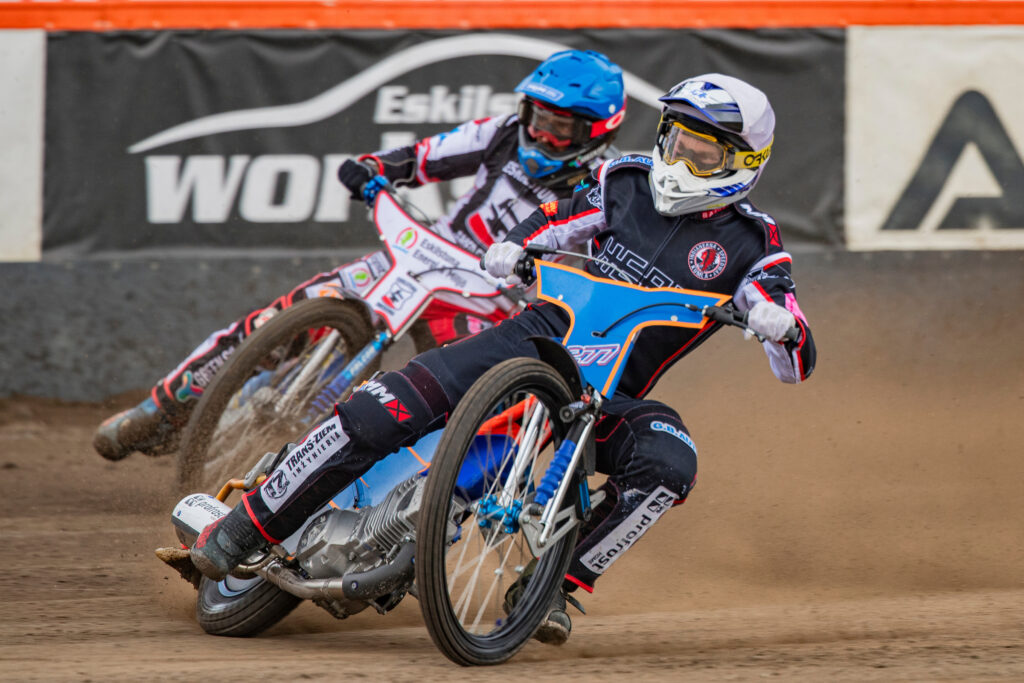 Eskilstuna, SVERIGE - 20 maj 2025 : Indianernas Krzyszttof Buczkowski under speedwaymatchen i Bauhausligan mellan Smederna och Indianerna på Eskilstuna Motorstadion den 20 maj 2025 i Eskilstuna ( Foto: Emil Särnehed / SarnehedPhoto )  Nyckelord Keywords: Speedway, Bauhausligan, Smederna, Indianerna, ESS, Elitserien, Elitspeedway, ***Betalbild***
