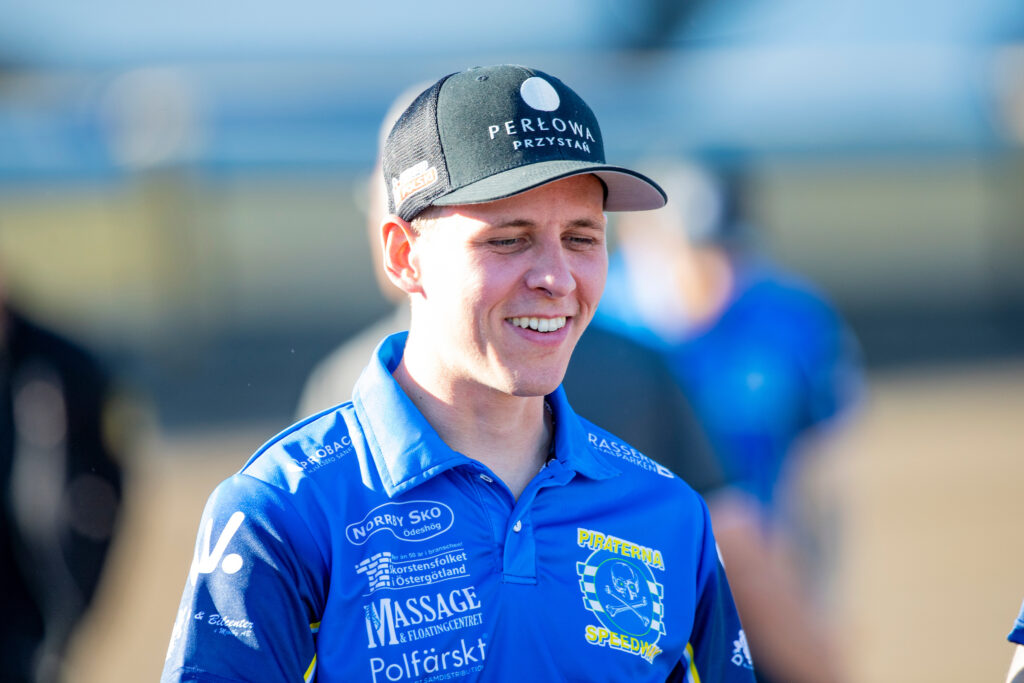 Motala, SVERIGE - 20 maj 2025 : Piraternas Oskar Fajfer under speedwaymatchen i Bauhausligan mellan Piraterna och Lejonen på Skrotanders Arena den 20 maj 2025 i Motala ( Foto: Emil Särnehed / SarnehedPhoto )  Nyckelord Keywords: Speedway, Bauhausligan, Piraterna, Lejonen, ESS, Elitserien, Elitspeedway, ***Betalbild***