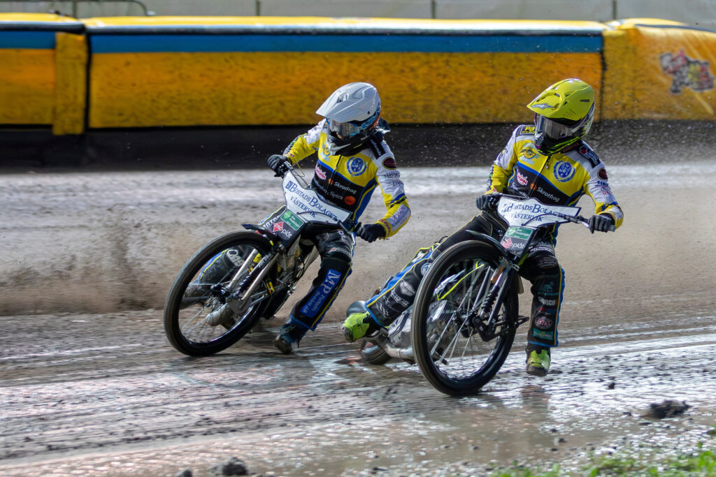 Eskilstuna, SVERIGE - 16 september 2025 : Västerviks Anton Karlsson och Västerviks Tom brennan under SM-finalen i speedway mellan Smederna och Västervik på Eskilstuna Motorstadion den 16 september i Eskilstuna ( Foto: Emil Särnehed / SarnehedPhoto ) 
Nyckelord Keywords: Speedway, SM-finalen, Smederna, Västervik, ESS, Elitserien, Elitspeedway, final, SM-guld, guld, Bauhausligan ***Betalbild***